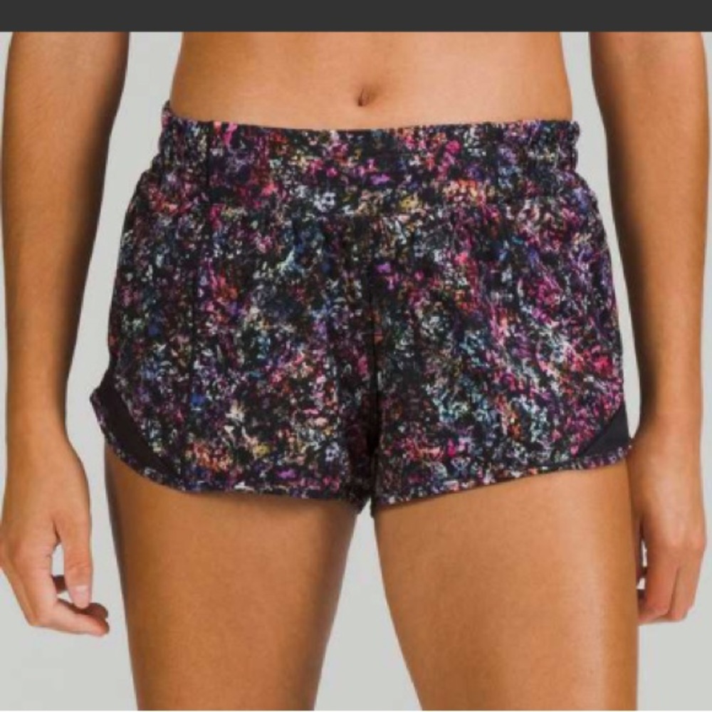 Lululemon Hotty Hot Short II 2.5", Size 6